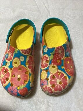CROCS  rare edition crocband fruit clog lemons 8 woman 6 men